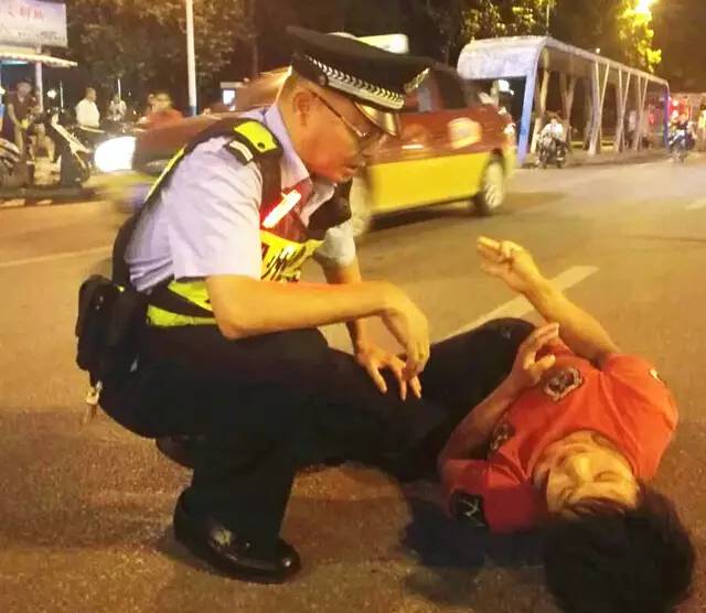 事发飞鹅二路！男子深夜躺在马路中间寻求自杀，原因真是让人想不到……