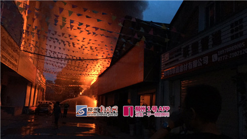 航拍红碑路建材市场火灾现场，门面只剩框架