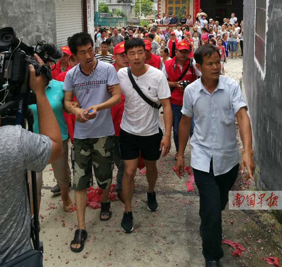 20多年经历了什么？凤山男子7岁失踪35岁回家 不敢认父