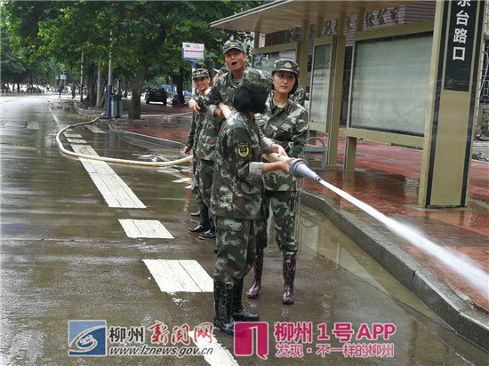 【水退人进】巾帼不让须眉 她们冲在清淤第一线 ！