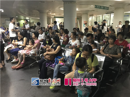 柳州各医院挤满“小病号”，流感季节到来市民无需惊慌