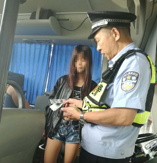 女孩没钱赖在车上 幸遇好心的哥收留