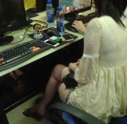 【可恶】自称失恋，男子将手机伸到女子腿下拍摄“裙底风光”！