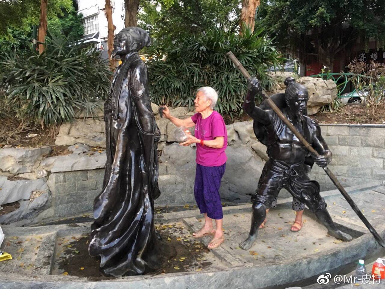 还记得那位在河边擦洗雕像的 “柳州最美阿婆”吗？我们找到她啦！