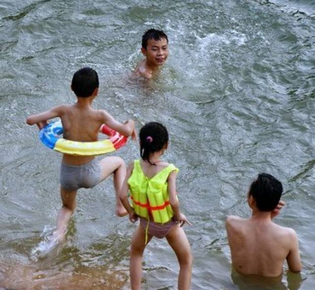 可怕！8岁女孩游完泳后下体竟血流不止，到底发生了什么？