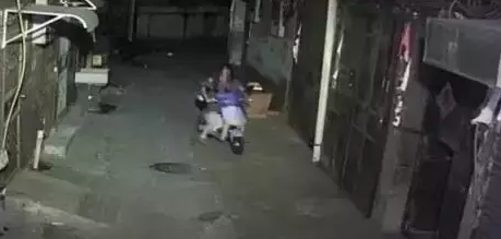 辣眼睛！遇到这样的“美女”要注意，她的目的可能是你的车！