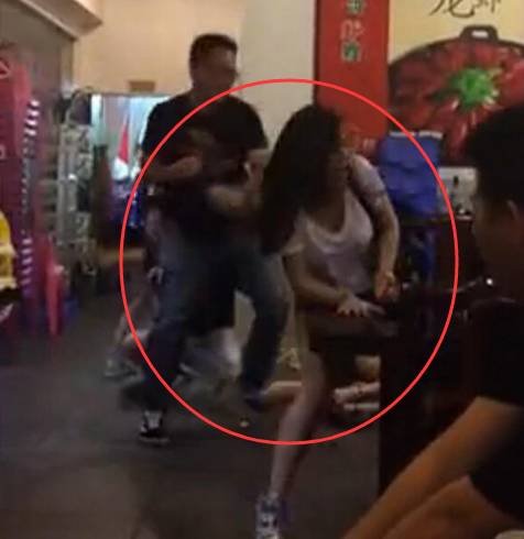 中环大厦，一女子被五个壮汉锁在房间里殴打，还逼她...