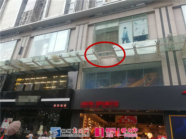 惊呆！星河大厦某门面门口下起“玻璃雨”？店员抬头发现...