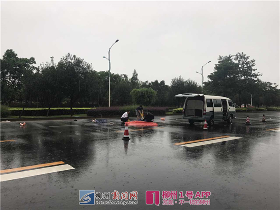 阳和大道上一辆大货车撞倒电动车 致两人死亡