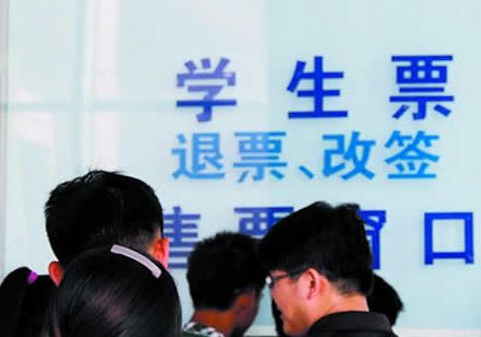 柳州火车站将迎学生客流返程高峰 学生票预售期延长至28天
