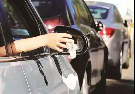 柳州一车主乱扔烟头被罚2000元 拒不执行违章处罚将被列入“老赖”名单！