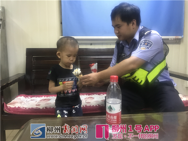 求扩！谁家孩子在柳北大润发附近走丢了 父母看到请赶快联系民警