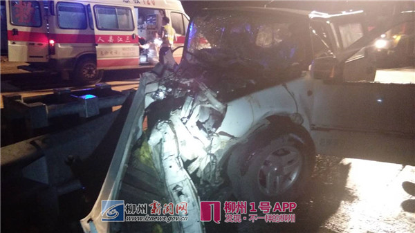 三柳高速今天凌晨发生一起车祸 两人当场死亡