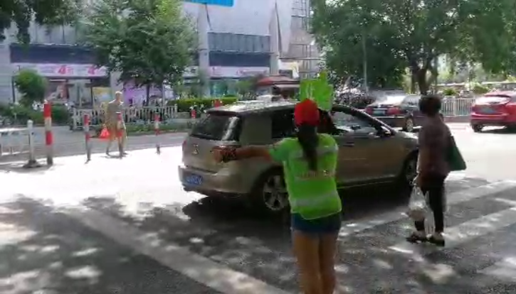 1号关注|记者直击礼让斑马线，还是有“老司机”爱抢过