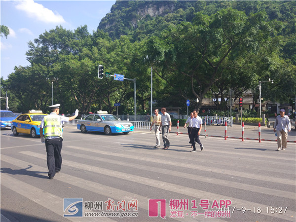 【曝光】不看红绿灯乱过马路？今天就拍到了这样的行人！