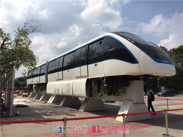 跨座式单轨制式列车亮相工博 10月1日正式对市民展出