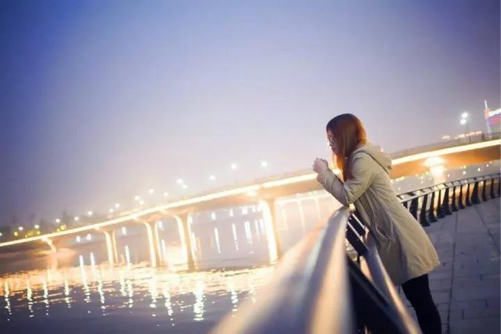 女子失恋夜晚独自在江滨公园发呆，却遭一男子对她纠缠不清，原来……