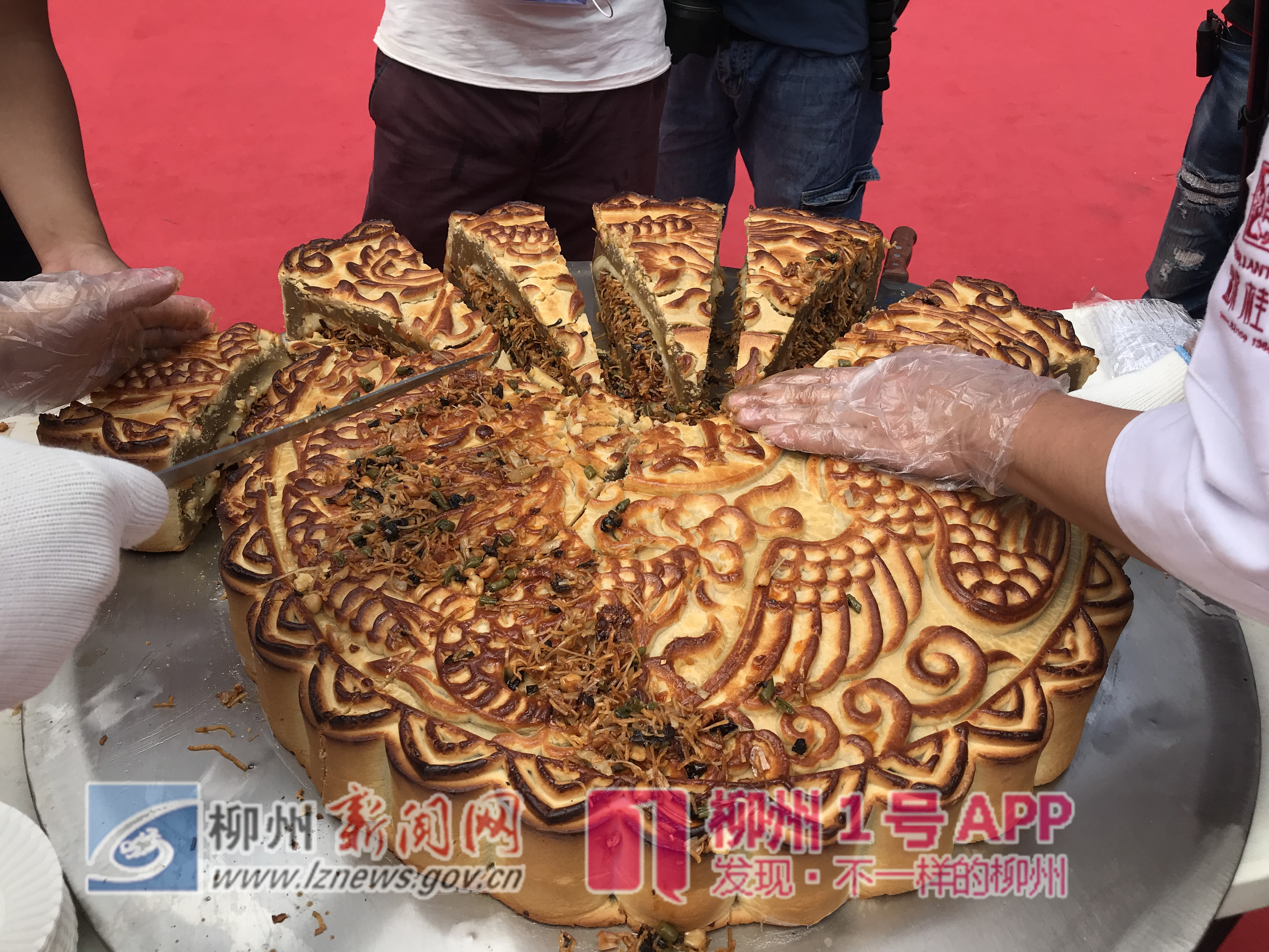 网红月饼亮相！60斤重的螺蛳粉大月饼与你共度中秋佳节