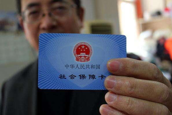 我市首批92万张面向城乡居民的社会保障卡铺开发放