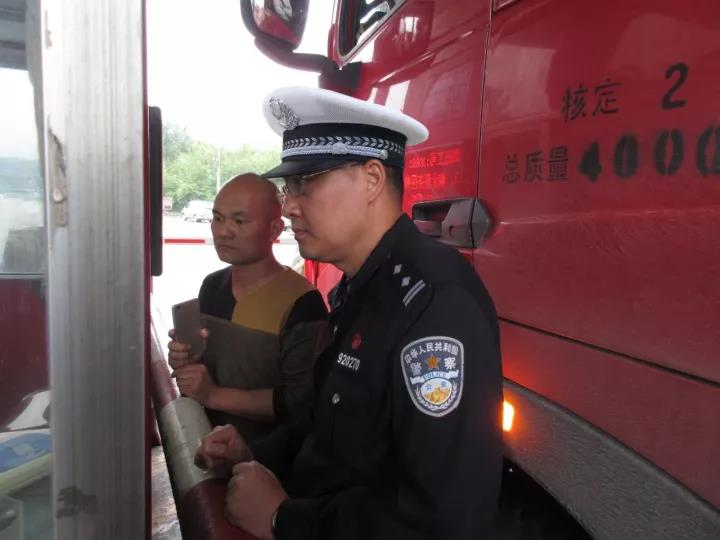 柳州一大货车司机没带够现金就上了高速路，这下尴尬了…