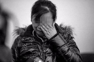 心酸！丈夫失踪十年，女子独自在柳抚养俩小孩，当妈又当爸
