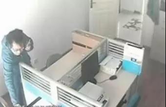 怪同事害自己“倒霉”，这个奇葩男居然偷偷在办公室......