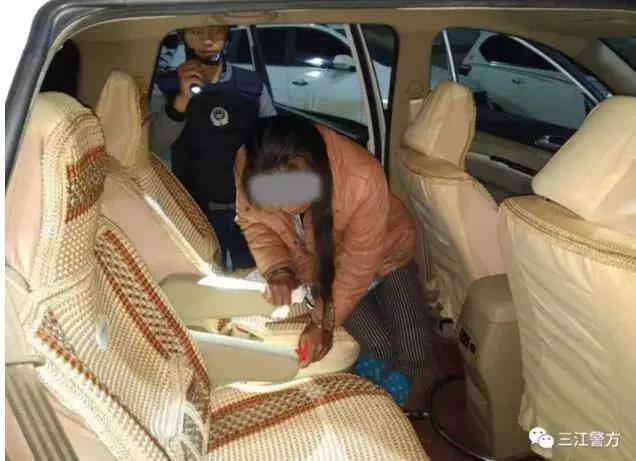 不忍直视！三江一女子在警车内拉起了大便，原因竟是…