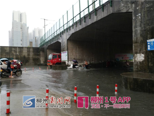 在这个暴雨的早晨，除了多路段内涝，更有最美城管和好心路人
