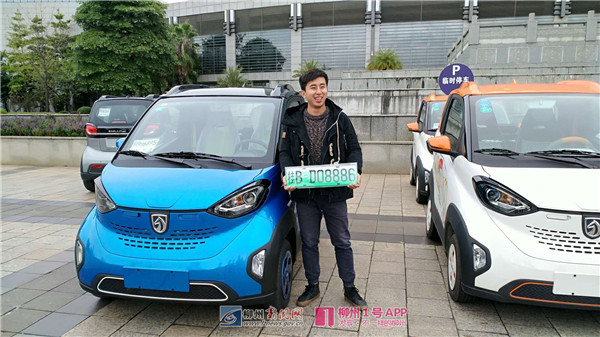 今天，他领到了我市第一副新能源汽车专用号牌！