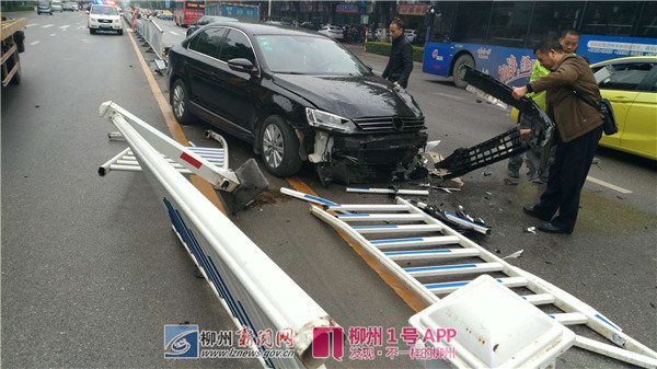 司机一个回头发生的悲剧：车头撞飞隔离栏 砸中三辆过路小车