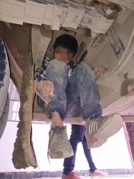 【心酸】两孩子藏身车底，惊险颠簸3小时！只因想念父母