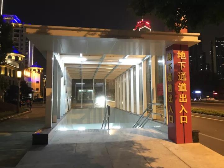 过马路车再多也不怕啦 现在去万达可以走地下通道！