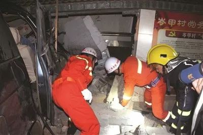 【悲催】凌晨，一辆五菱车停在路边宣传栏旁，司机当场死亡，竟是因为......