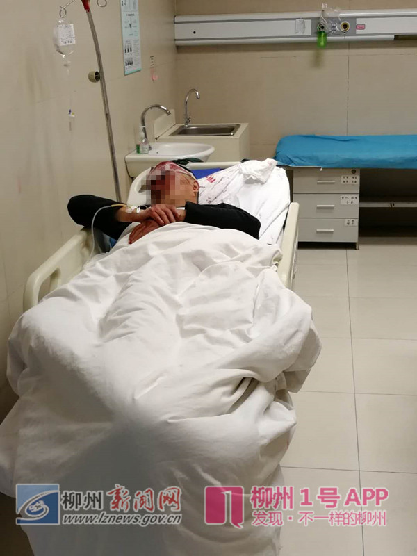 凤起新都一户人家玻璃脱落 楼下路人被砸到头破血流