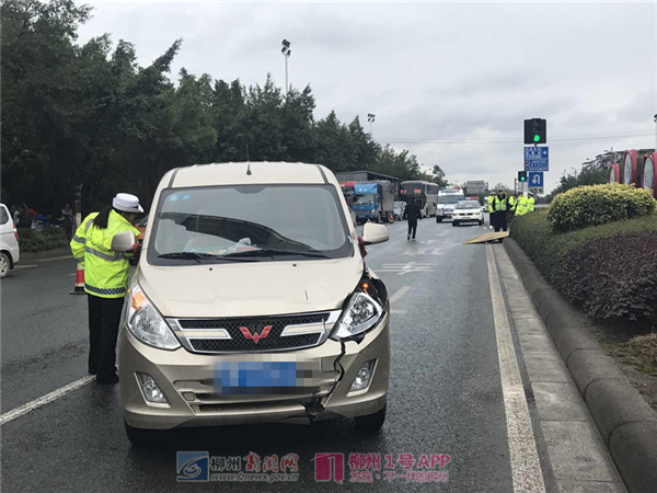 走在斑马线上被小车撞飞十米！被撞男子当场身亡，肇事司机已被控制