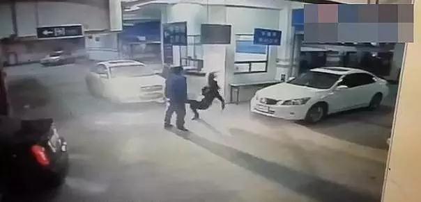 柳北某超市停车场，女司机被一男子打翻在地，只因为......