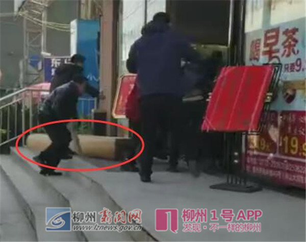 “众男子抬棺材进酒店”视频疯传 警方：是讨债引发的斗殴