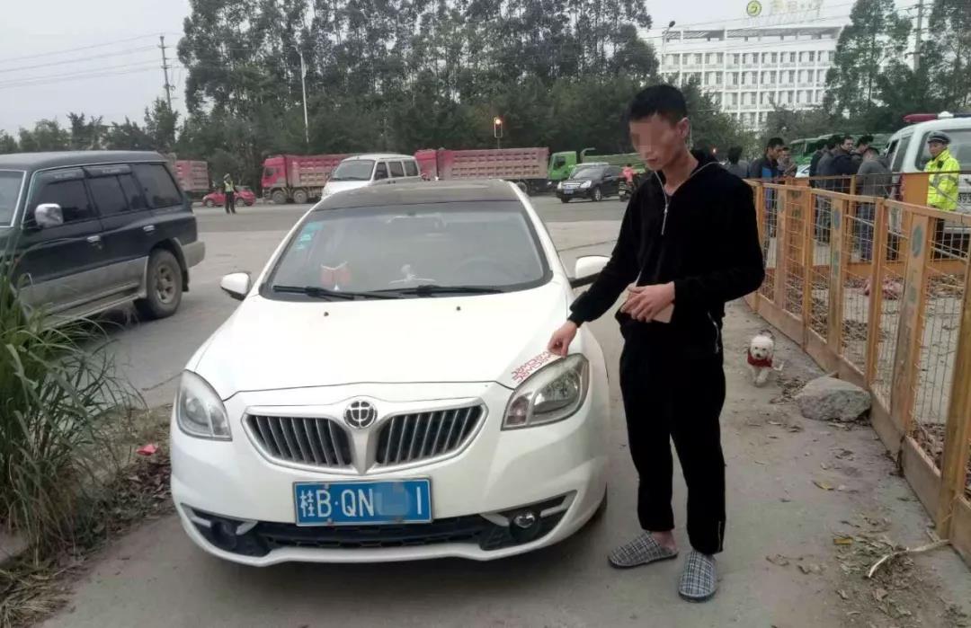 柳州一男子往警车里丢中华烟，想干嘛？
