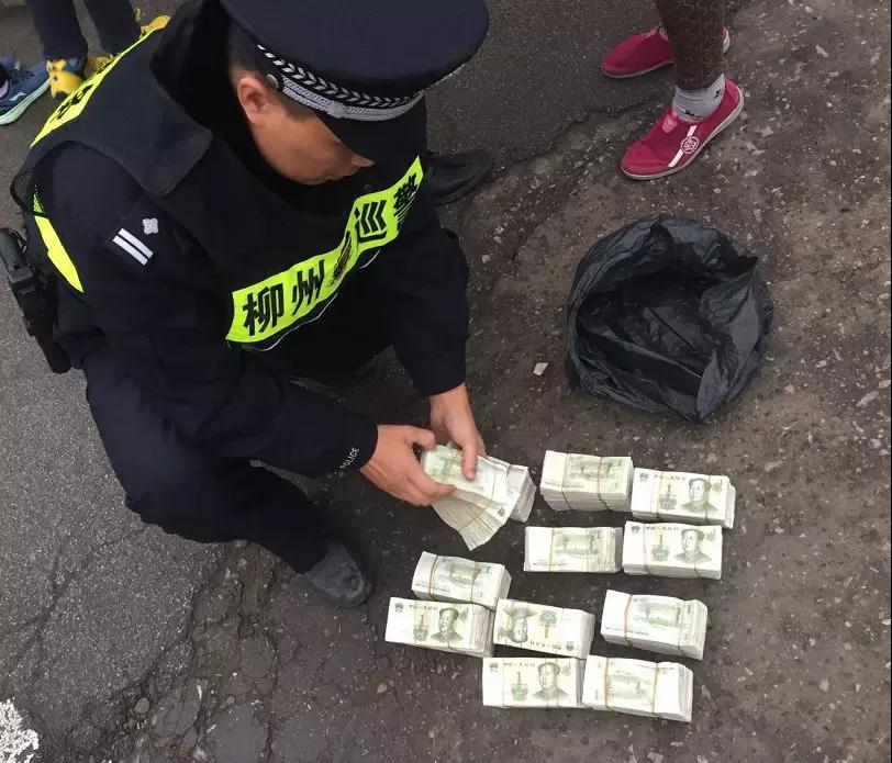 柳州一阿姨在路边捡到一个黑色塑料袋，打开一看吓得马上报警