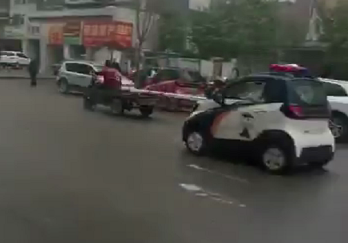 后续|桂柳路一辆小E警车追着三轮车跑，真相在这里