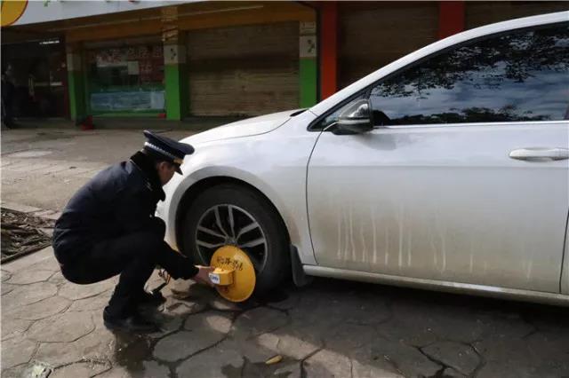 柳州车主注意：人行道上乱停车将进“黑名单” 贷款买房买车都受影响！