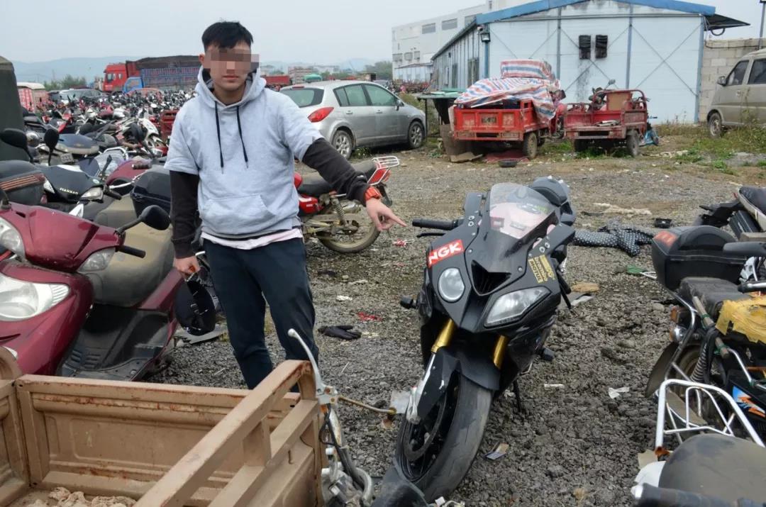 弯塘路一小伙开无牌1000cc宝马摩托上路，撞两车后冲卡逃逸