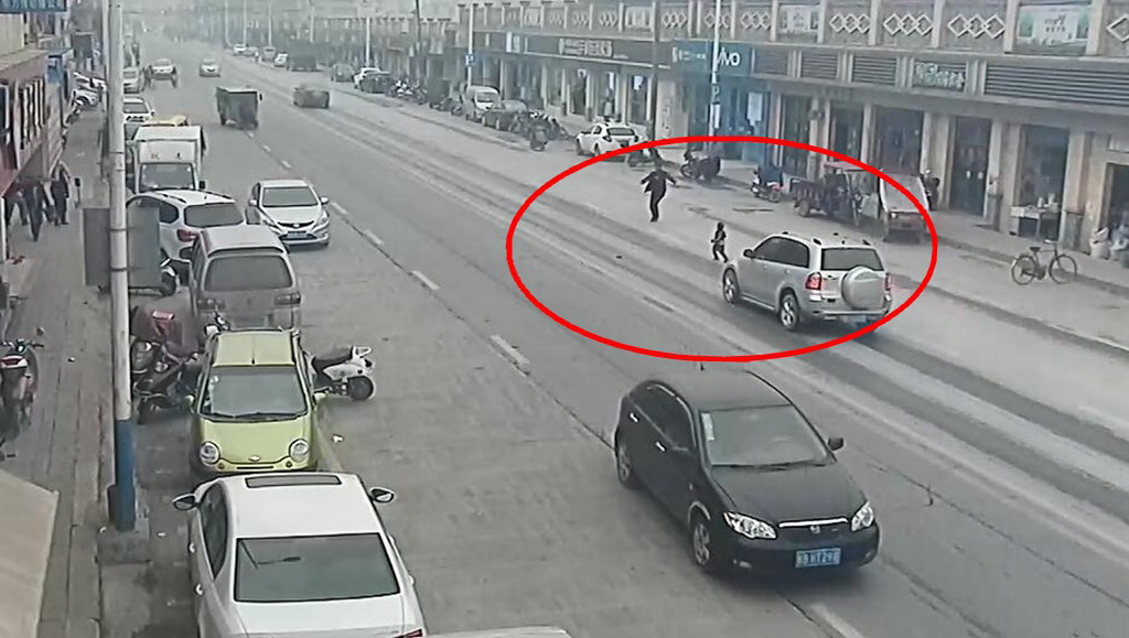 惊！柳长路上众人抬起越野车 竟是因为一个“熊孩子”