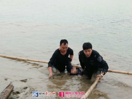 外地女子清早跳进融江河 柳城交巡警多人合力将她救起