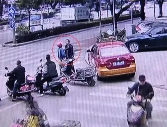 柳州一“的哥”街头PK电动车手，街头打到街尾，难解难分