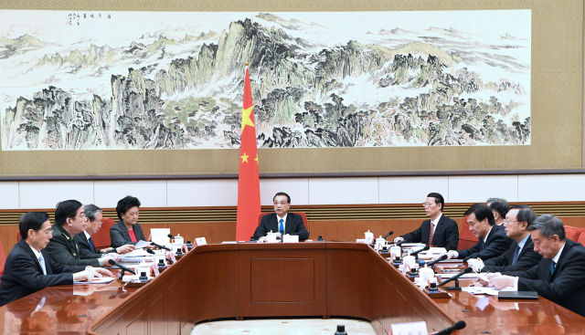 李克强主持国务院全体会讨论政府工作报告（征求意见稿）