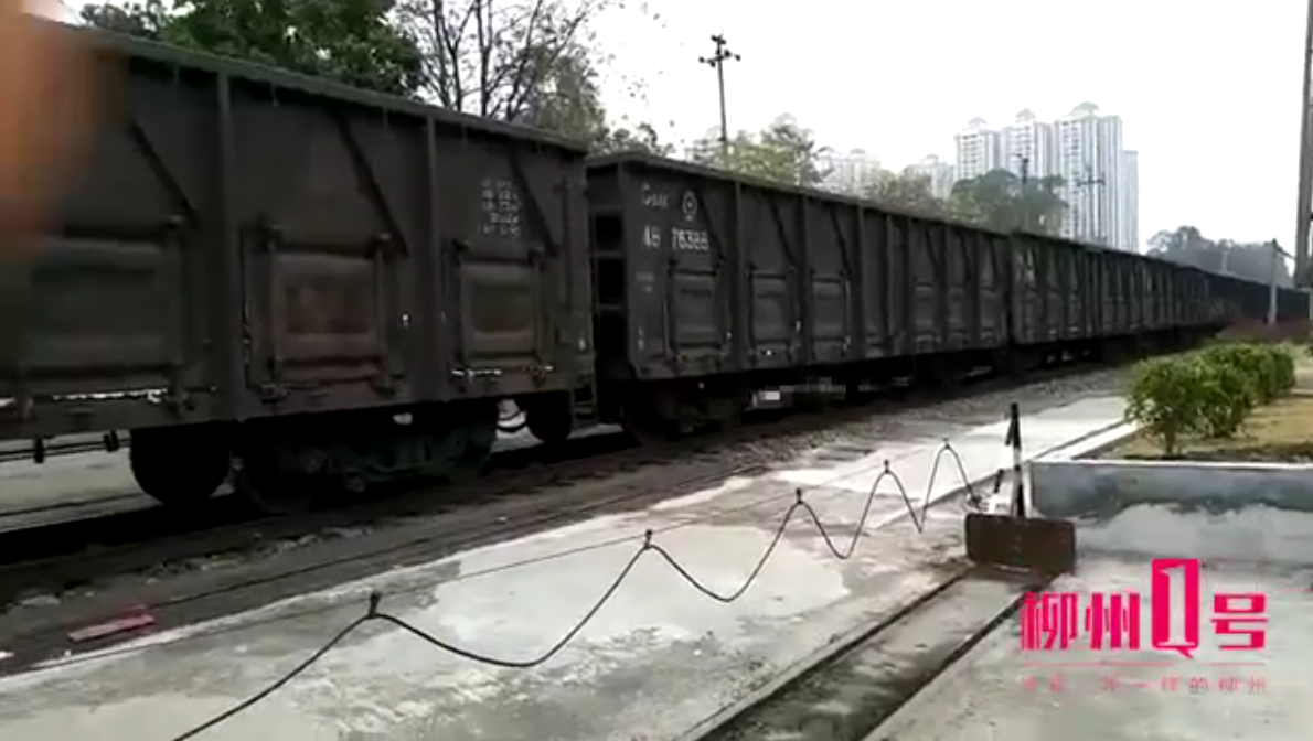 悲剧|跃进路北段铁道口附近，一年轻男子跳轨自杀