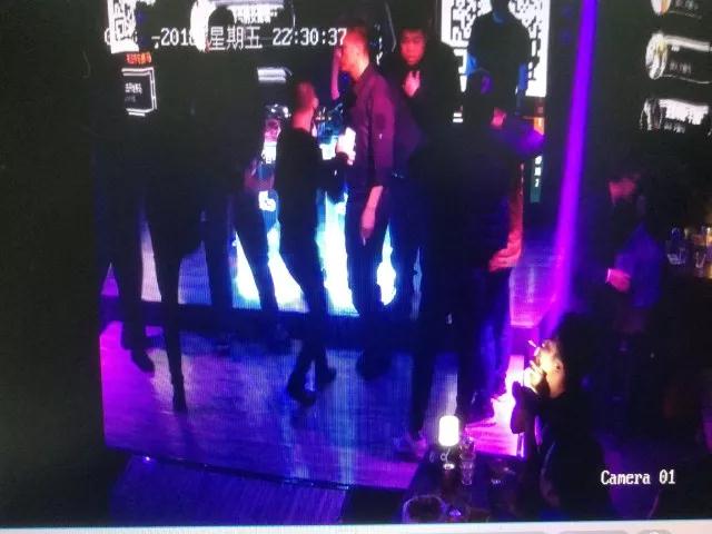 场面混乱！柳州一酒吧深夜发生斗殴，现场多人受伤！起因是……