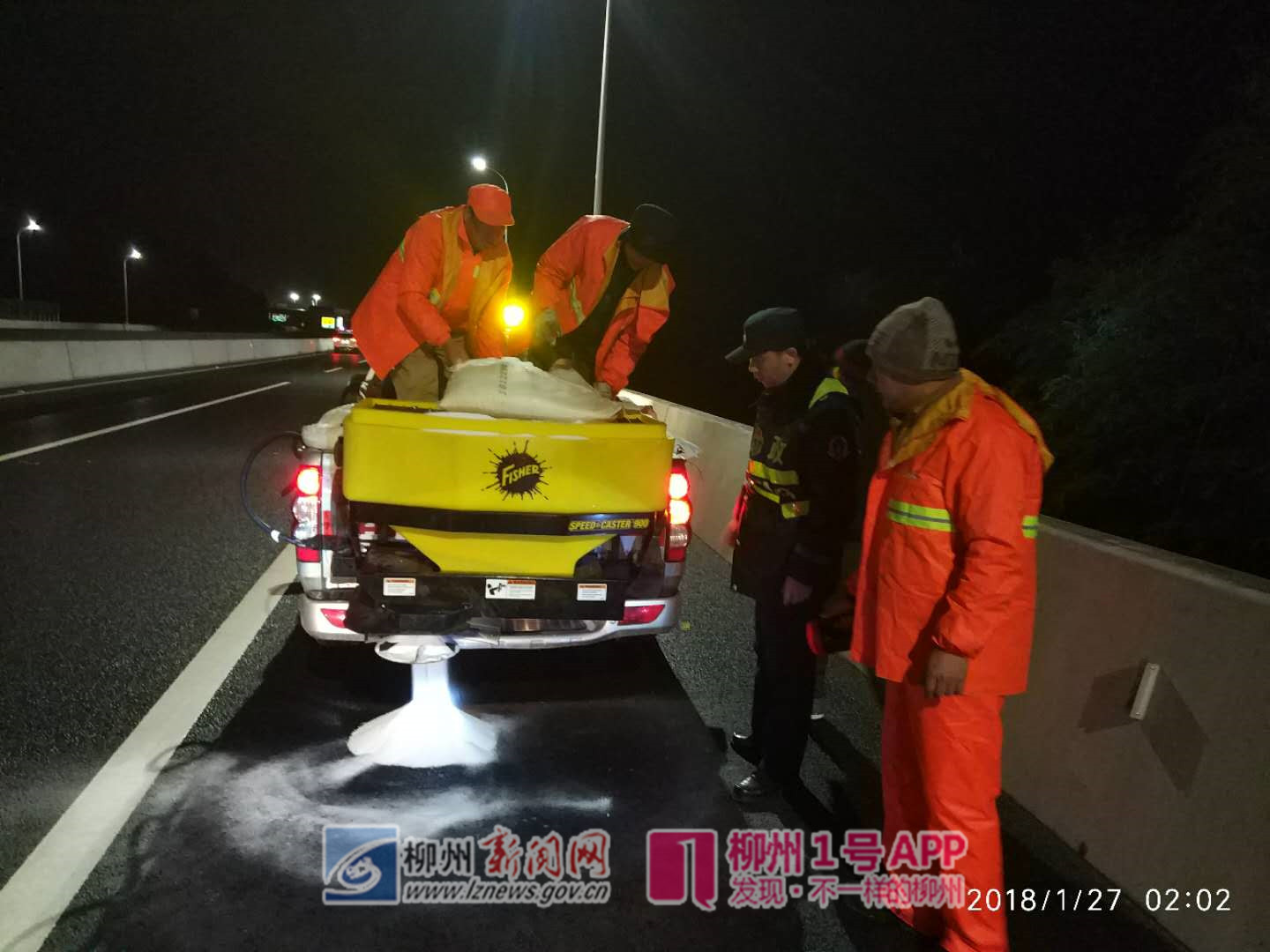 冷到颤抖！桂三高速公路出现结冰情况 三江往贵州方向已封闭