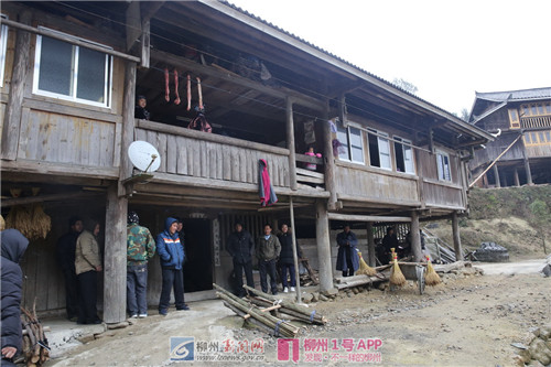 潘国强等22户贫困户原来居住的老木屋.jpg
